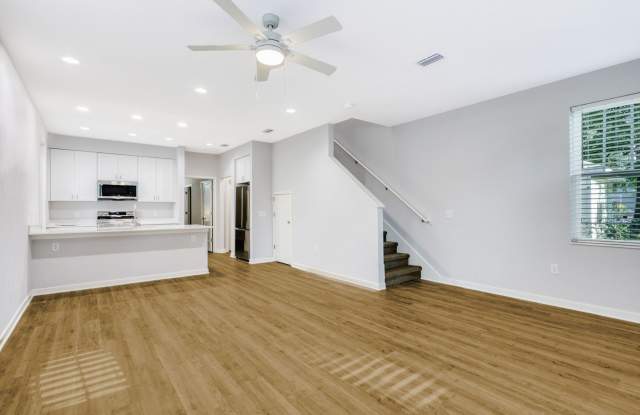 Brand New Construction Luxury 4 Bed/4 Bath home within 3 blocks from UF. Gallery 4