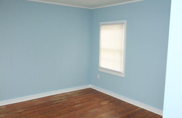346 10-1/2 St NW Adorable 1 Bedroom House Available! photos photos