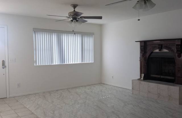 1/2 off 1st Month's Rent! Charming 3 Bedroom House in FM Gallery 3
