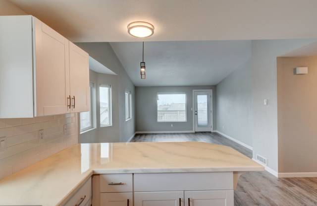 Beautifully updated 2 bed, 2 bath Condo in Pointe Of View Gallery 4
