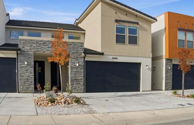 BRAND NEW South Desert Townhome with EVSE Outlet photos photos