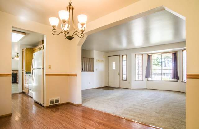 4 Bed/2.5 Bath Nearly 2000 SqFt, Gas Fireplace, RV Parking Gallery 2