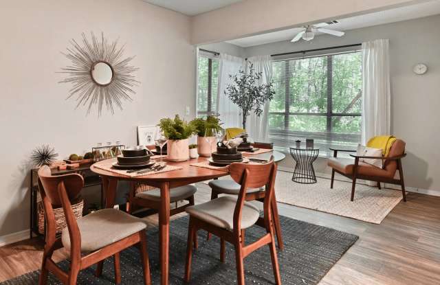 300 Riverside Apartment Homes Gallery 4