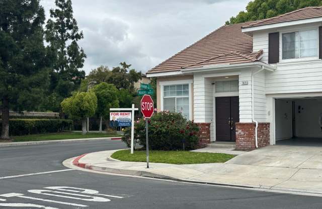 Stunning 3 Bed 3 Bath Duplex in Placentia with Open Floor Plan and Vaulted Ceilings. photos photos