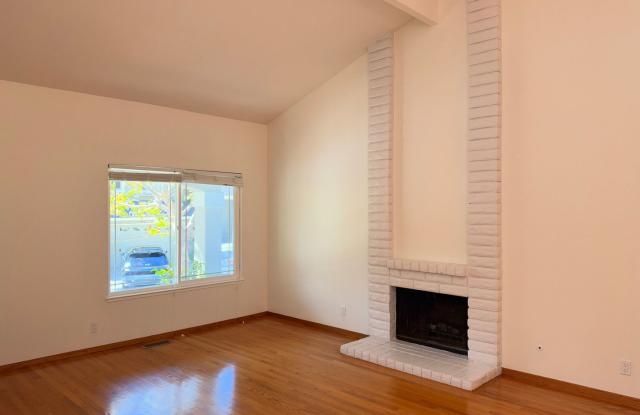 UPDATED HUGE 3BR/2.5BA 2250 sq/ft BRIGHT & SUNNY Baywood Park Home w Porch/Deck Community Pool Gallery 4