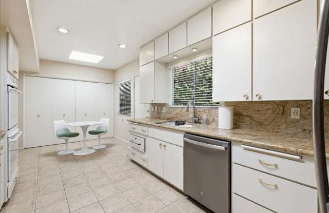 Retro/70's Spacious Condo! Gallery 3