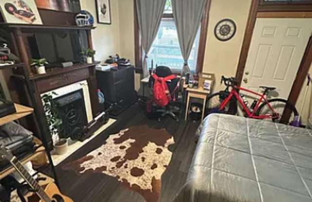 5 Bedroom House Available Next to UC Campus Gallery 3