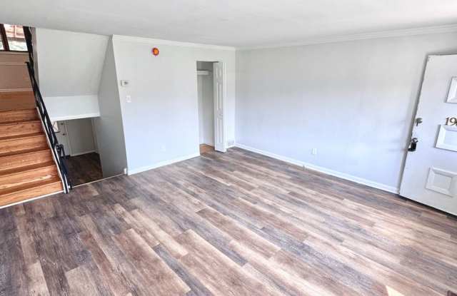 SUPER CLEAN THREE BEDROOM TOWNHOME Gallery 4