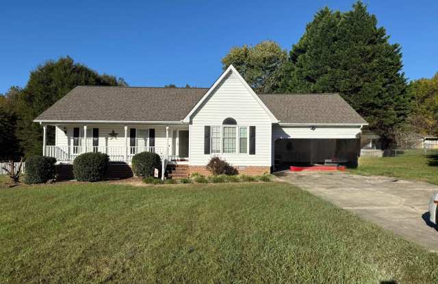 3 Bedroom Home with Back Deck  Large Fenced-In Yard! photos photos 3 Bedroom Home with Back Deck  Large Fenced-In Yard! photos photos