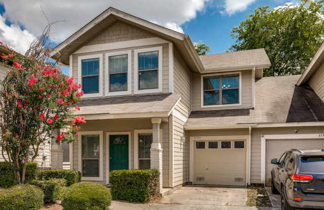 Two Bedroom Townhouse, Great Location! Gallery 3