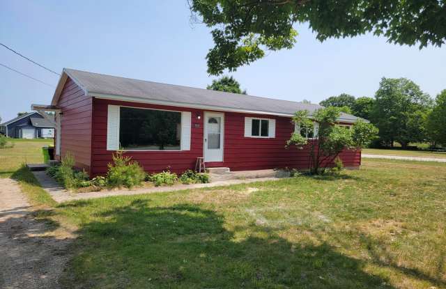 4 beds 1.5 Baths, Walking Distance to West Woods School. Dogs and Cats Welcome - 1686 Fisher Road, Grand Traverse County, MI 49685