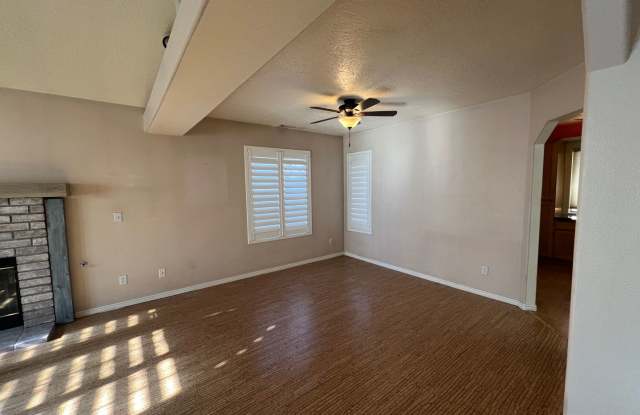 3 bed - 2 bath Single Family Home! Gallery 3