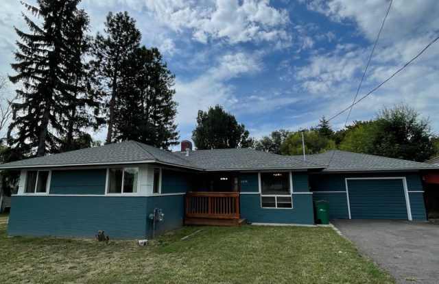 Renovated 4 bed 2 bath with large yard and shop ****AVAILABLE NOW - 1934 Homedale Road, Altamont, OR 97603