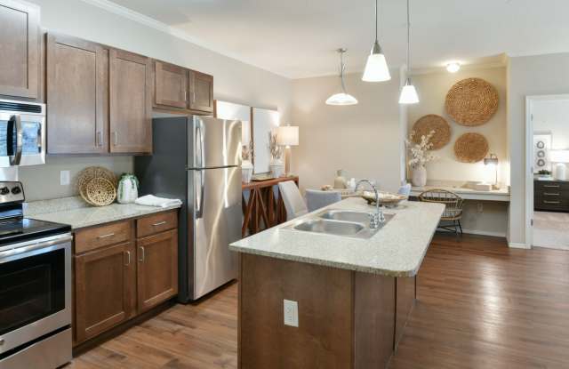 Hall Creek at Arlington Apartment Gallery 4