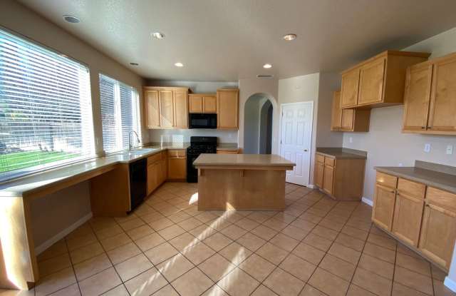 Large 4 bedroom + Den, 2.5 bath home for rent! Gallery 4