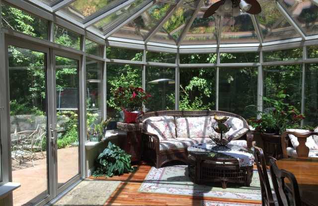 Beautifully secluded 5 bedroom home in the woods. Gallery 2
