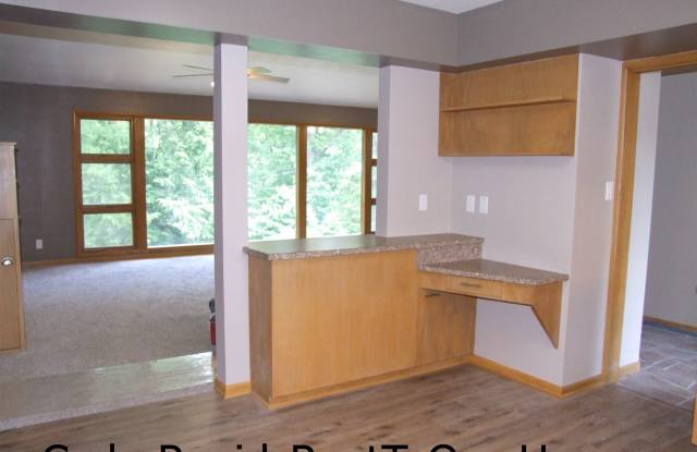 RENT SPECIAL Rent to Own 3 bed 3 bath on 1/4 acre - 1456 Parkwood Drive Southeast, Cedar Rapids, IA 52403