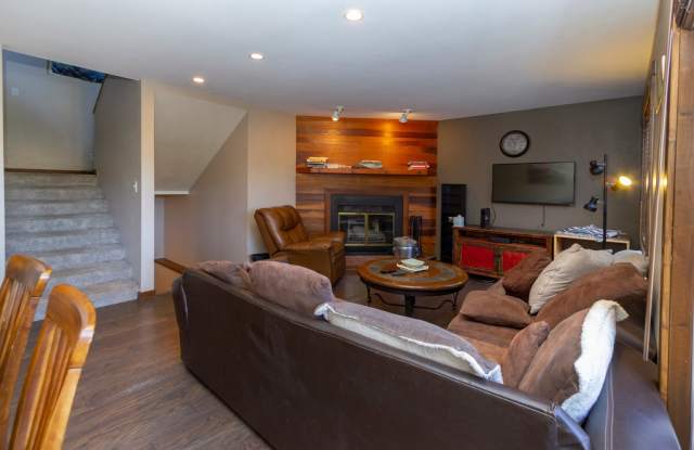 Woodworks Townhome- 3 Bedroom/3 Bath Unit w/Updated kitchen on the Bus Route photos photos