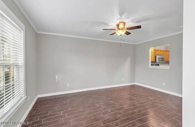 300 Streamwood Drive Gallery 4