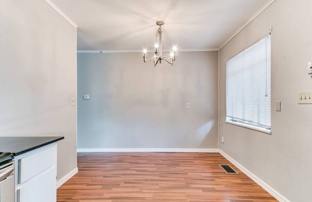 1 month free rent + Cute Duplex + Heart of OKC Gallery 4