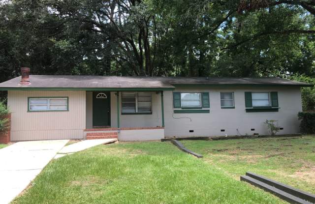 3/2.5 House with large yard walking distance to campus, shopping and restaurants! - 201 North Lipona Road, Tallahassee, FL 32304