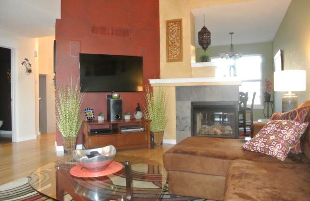Luxurious Townhome in McKay Landing. Gallery 4