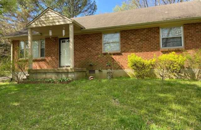 Mt Juliet 3/2 with a large detached workshop/garage -privacy Gallery 4