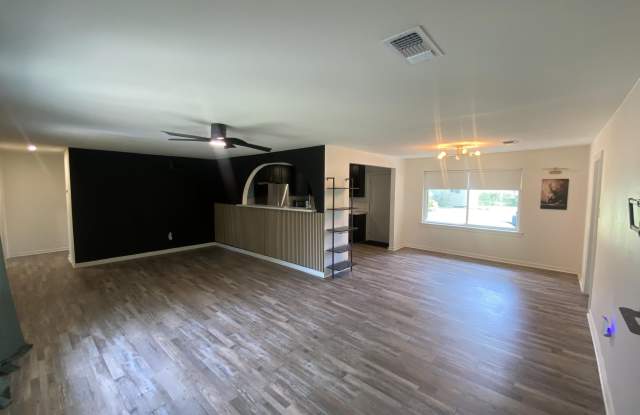 9922 N Parkview Drive Gallery 3