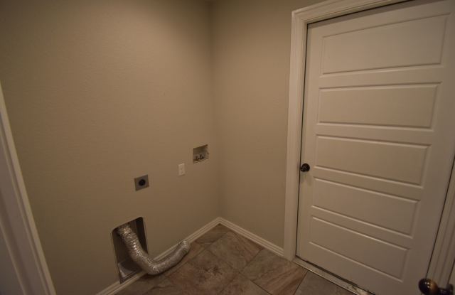 3 Bedroom, 2 Bath, 2 Car Garage Home! Large Corner Lot Gallery 4