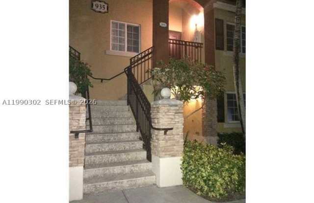 935 NE 33rd Ter Gallery 2
