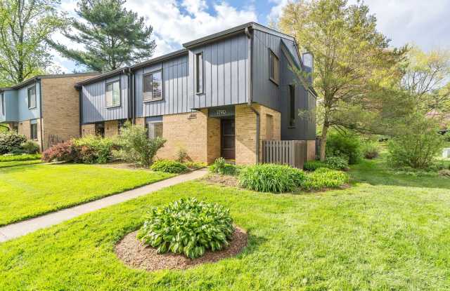 Absolutely Stunning 4 Bed 2.5 Bath End-Unit Townhome In Much Sought After Ivy Oak - 1790 Ivy Oak Square, Reston, VA 20190