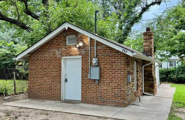 One bedroom Home near Kellogg! - 733 South Oliver Avenue, Wichita, KS 67218