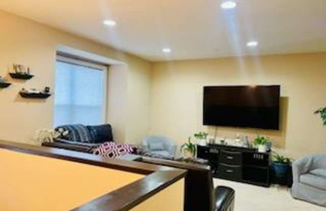 AMAZING! 4 BED/4 BATH TOWNHOUSE IN MAPLE GROVE Gallery 3