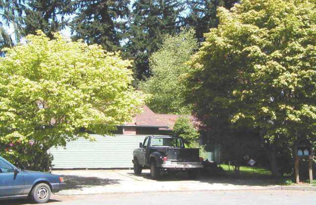 2 BEDROOM, 1 BATH DUPLEX W/FENCED YARD! photos photos