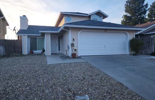 3 Bedroom 2 Bath in HOA Community with Community Pool- Oxford Place neighborhood! Small Pets Welcome! Gallery 1
