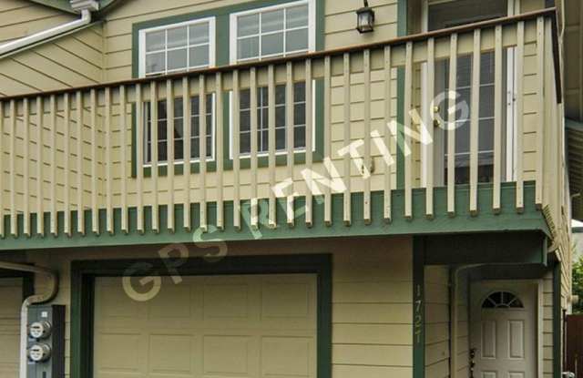 Shoreline Townhouse with great fenced yard and a brand new carpet !!! - 1727 Northeast 146th Street, Shoreline, WA 98155