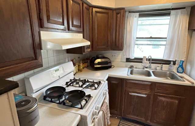 4 bedroom 1 Bath House - 2509 Iowa Street, Cedar Falls, IA 50613