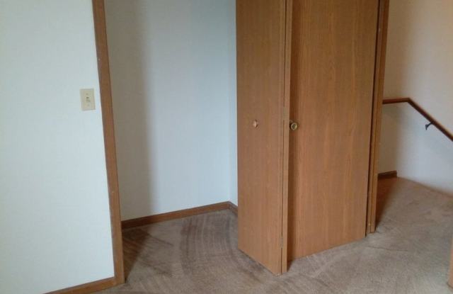 Great 2 Bed 2 Bath 1 Car Garage Split Level Duplex Gallery 3