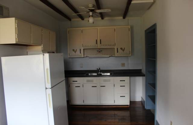 2 Story Historic Farmhouse in Country Setting Gallery 3