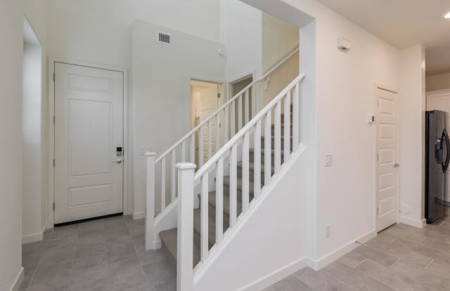 946 E DANBURY Drive Gallery 4