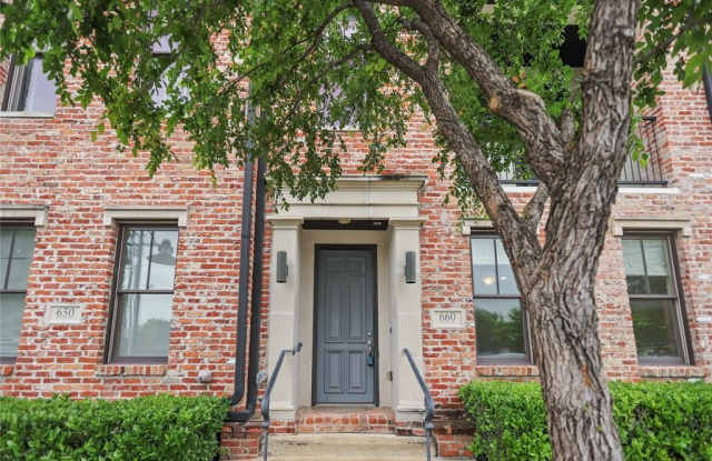 660 S Pearl Expressway - 660 South Pearl Expressway, Dallas, TX 75201