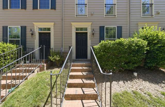 Stylish 3bd 3.5bath townhome for rent in the highly desirable Vermillion photos photos