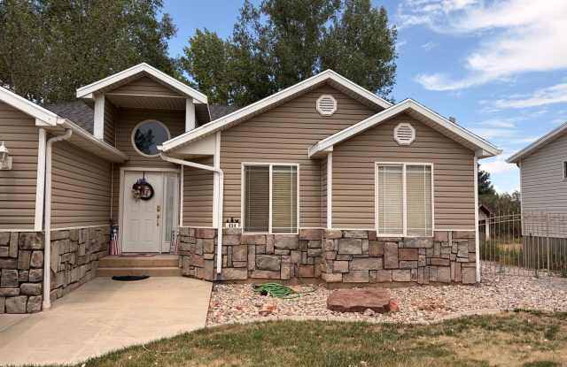 Spacious 3‑Bedroom, 2‑Bathroom Home with a Beautiful Yard in Cedar City photos photos
