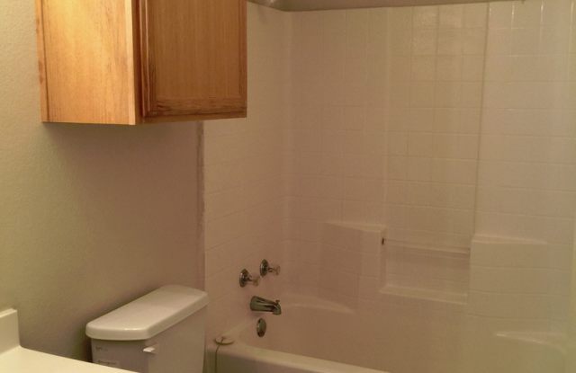 Duplex *LEASING SPECIAL AVAILABLE* photos photos