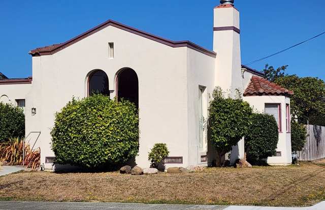 Fully Furnished House in Eureka! Gallery 4