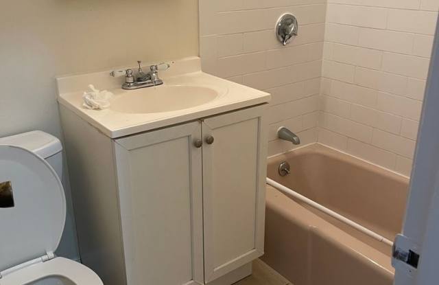 FREE MONTH Spacious Sunny 1   School building Conversion Utilities included NO Fee Students ok 1 Free month Gallery 4