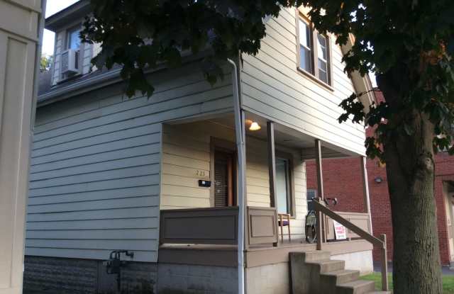 3 bedroom 1 bath single family home with yard. Gallery 4