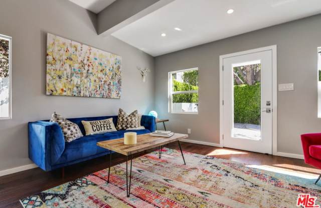 811 North WEST KNOLL Drive Gallery 3