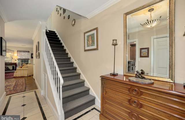 3275 A SUTTON PLACE NW Gallery 3