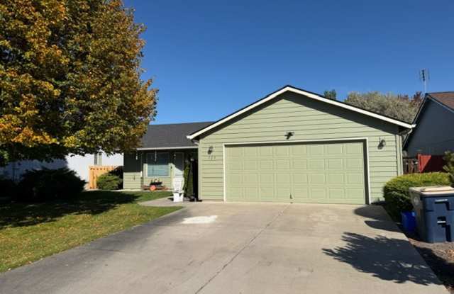 3 Bedroom / 2 Bathroom Single Level Home in Redmond Gallery 1